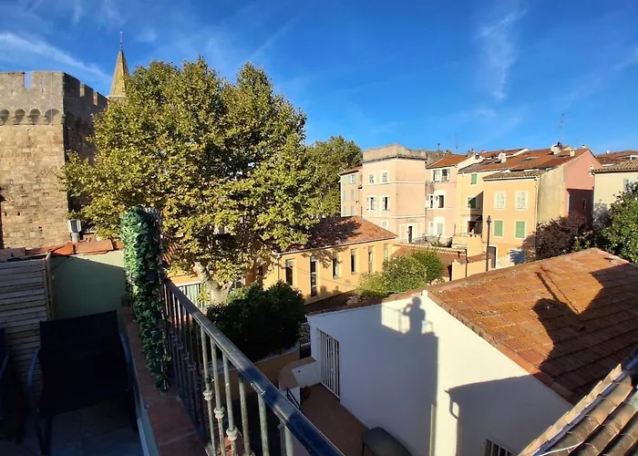 Duplex 2chambres Avec Terrasse Centre Historique Апартаменты Фрежюс