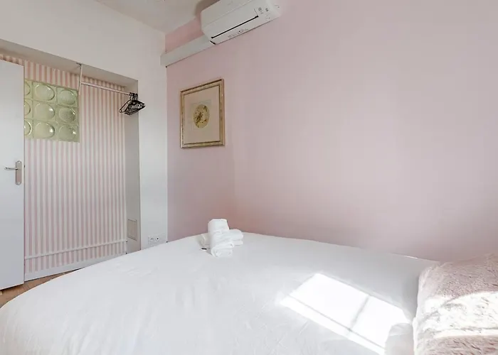 Duplex 2chambres Avec Terrasse Centre Historique شقة Fréjus
